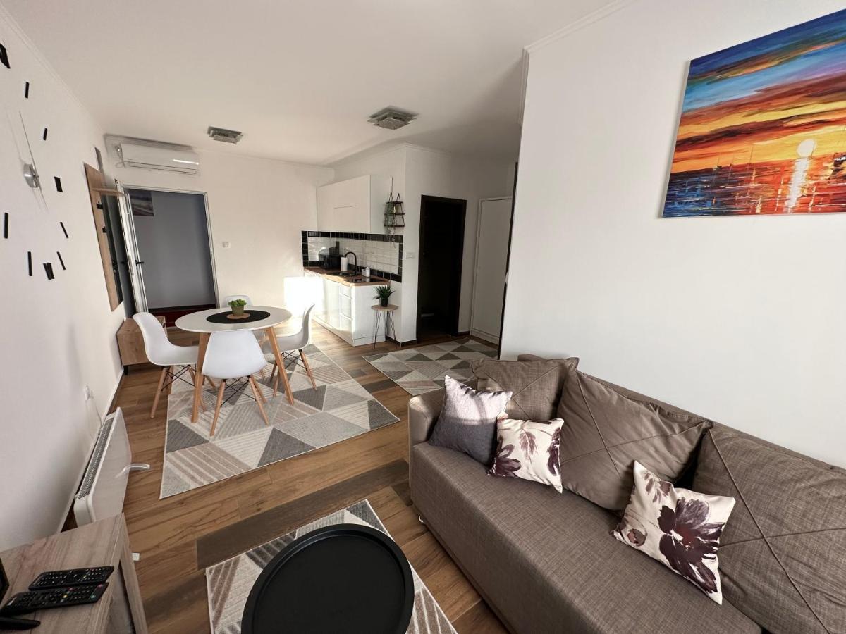 Sky Lux Apartmani Surcin Екстер'єр фото